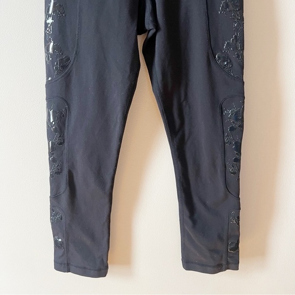 Lululemon Cropped Black High Rise Leggings Capri Length Size 2 Latex Side Panels - Picture 3 of 8